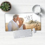 Modernes Hochzeitsszenario Vow Renewal Foto Schreibtischunterlage<br><div class="desc">Moderne elegante Hochzeitsszenario Vow Renewal Foto Desk Mat Mouse Pad mit eleganter Schrift Typografie in modernen,  klassischen Schriften. Fügen Sie einfach Ihr eigenes Foto und Details für ein atemberaubendes Design hinzu!</div>