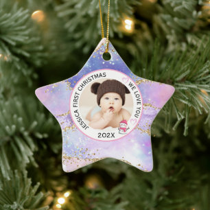 Modernes Holographic Baby Girl First Christmas Fot Keramik Ornament