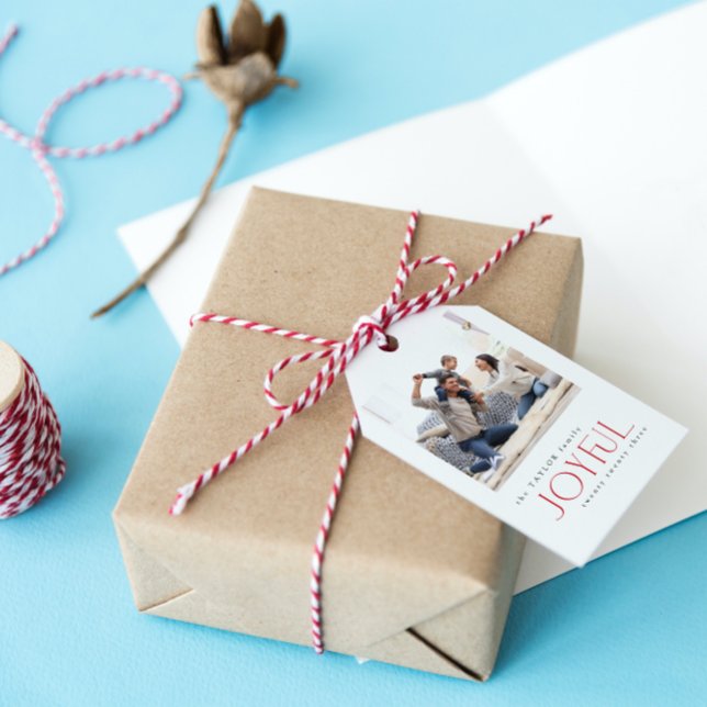 Modernes Joyful Typografy Red Christmas Foto Geschenkanhänger (Get organized and add charm to your gifts with these adorable Christmas gift tags!)