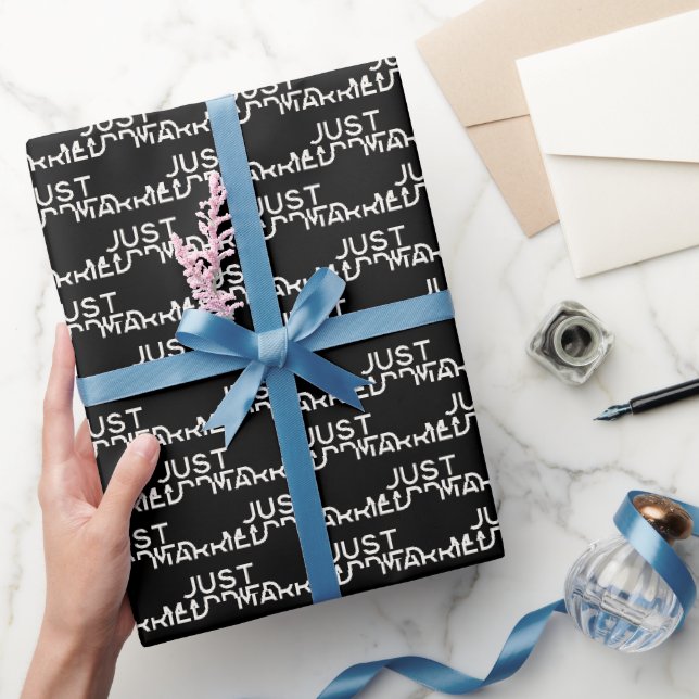 Modernes Just Married Black Geschenkpapier (Schenken)
