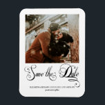 Modernes Kalligrafie-Script-Foto Save the Date Magnet<br><div class="desc">Minimales und elegantes Design bedruckt Modernes Kalligrafisches Script Foto Speichern Sie das Date Magnet,  das mit Ihrem Text angepasst werden kann. Bitte klicken Sie auf den Button "Anpassen" und verwenden Sie unser Design-Tool,  um diese Vorlage zu ändern. Karo im Grafikdesign-Store für andere Produkte,  die diesem Design entsprechen!</div>