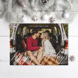 Modernes Kalligrafie Script Happy Holidays Foto Re Feiertagskarte<br><div class="desc">Bearbeiten und anpassen,  um den Namen,  das Jahr und den Schriftart zu ändern oder das Skript-Overlay für "Happy Feiertage" zu verschieben und zu skalieren.</div>