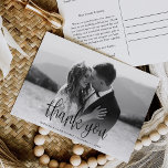 Modernes Kalligrafie-Script-Hochzeit-Foto Vielen D Postkarte<br><div class="desc">Dieses moderne kalligraphische Script Wedding Foto Dankeschön Postcard bietet Ihnen Ihr volles Hochzeitszittel mit Kalligraphie-Skript-Overlay. Passen Sie Ihre besondere Hochzeit Dankeschön auf der Rückseite,  oder entfernen Sie es,  um den Rücken leer für Ihre handgeschriebene Nachricht des Dankes verlassen.</div>
