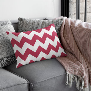 Modernes Karmesinrotes Chevron Dekokissen