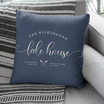 Modernes Lake House Familienname Brush Script blau Kissen<br><div class="desc">Modernes,  schicke Pinselskript,  das LAKE HOUSE neben Ihrem Familiennamen in einem trendigen,  typografisch orientierten Design liest. Großartiges Kissen für die Wohngestaltung Ihrer Zuhause weg von der Zuhause. Das romantische und stilvolle blaue Kissen aus staubigen Marinekissen zeigt eine süße Kanuillustrierung zwischen Ihrem Standort und dem etablierten Jahr.</div>