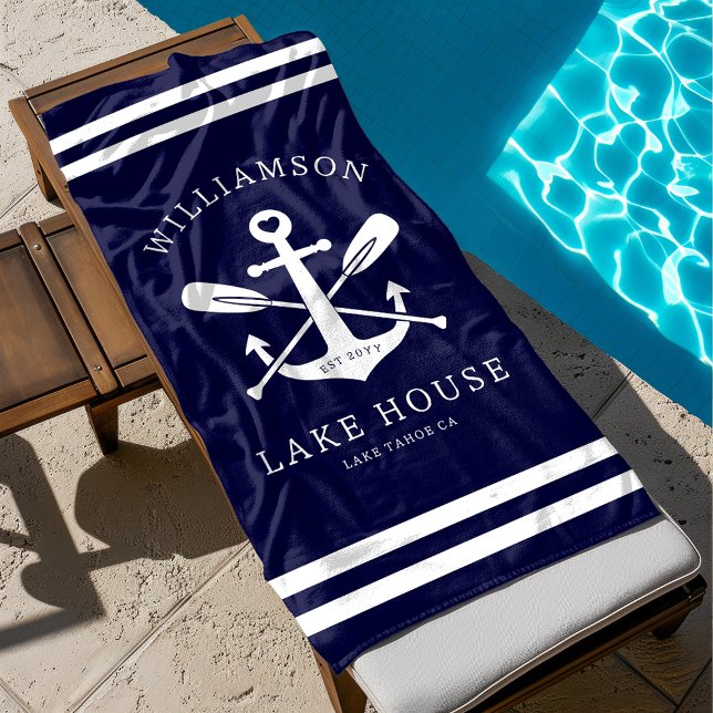 Modernes Lake House Familienname Nausea Blue Strandtuch (Von Creator hochgeladen)