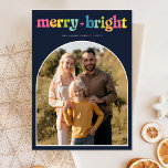 Modernes, lebendiges Merry   Bright Arch Foto Weih Postkarte<br><div class="desc">Diese "Modern Vibrant Merry   Bright Arch Foto Christmas Postcard" verbindet elegantes Tiefenblau mit spielerischem,  farbenfrohen "fröhlich   hell" Buchstaben und schafft so einen fröhlichen Urlaubssgruss. Mit einem familiären Foto in einem Bogen-Rahmen ist es eine gelungene Mischung aus lässigem Charme und modernem Stil,  was Ihre festliche Botschaft wirklich hervorhebt.</div>
