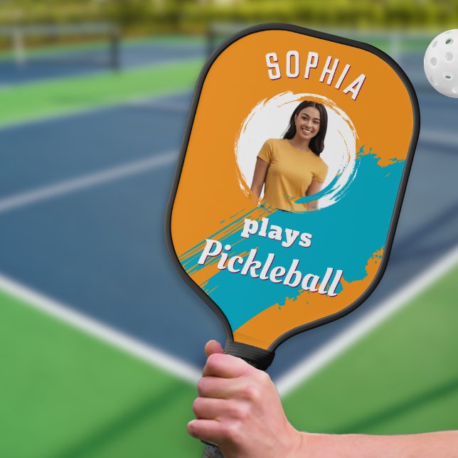 Modernes, leicht orangefarbenes Foto Personalisier Pickleball Schläger (A cool pickleball paddle in orange and turquoise, personalized with a name and photo on both sides)