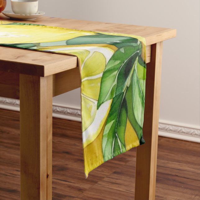 Modernes lemonblaues Blumenskript-Brautparty Mittelgroßer Tischläufer (Beispiel)