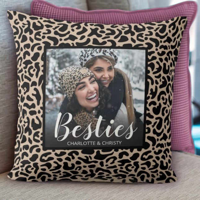 Modernes Leopard Print Foto für die besten Freunde Kissen (A cute besties pillow with a leopard print background. Personalize it with your photo and names.)