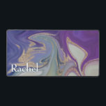 Modernes Lila Green & Gold-Marmor-Swirl-Monogramm Schreibtischunterlage<br><div class="desc">Diese schöne Schreibtischmatte mit lila, grünem, lavengrau und goldfarbenem Marmorboden. Einfach und elegant. Fügen Sie einen Namen hinzu, um es wirklich persönlich zu machen. Macht ein großartiges Geschenk. Erstellt von der einfachen Farmhouse Press.</div>