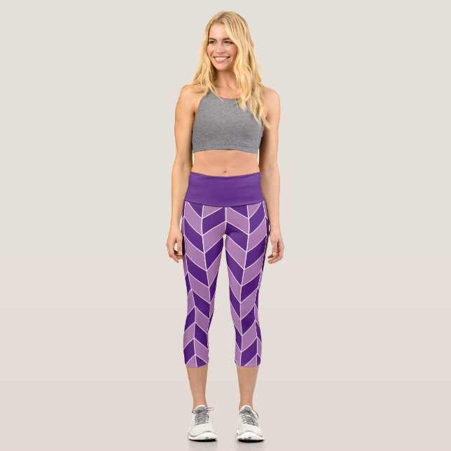 Modernes Lila Herringbone-Zickzack Muster Capri Leggings (Vorderseite)