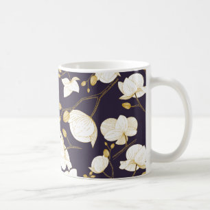 Modernes, lila Orchideenmodell mit goldweißer und  Kaffeetasse