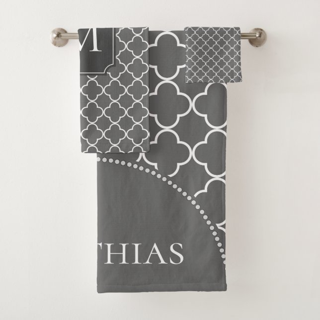 Modernes marokkanisches Muster-Grau-Monogramm Badhandtuch Set (Insitu)