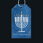 Modernes Menorah Blue Hanukkah-Geschenk-Tag Geschenkanhänger<br><div class="desc">Dieses Happy Hanukkah Geschenktag bietet moderne und lustige Menorah-Illustration, die sich vor einem texturierten Hintergrund auf blau (oder JEDE FARBE Ihrer Wahl mit der "Anpassen es"-Taste!). Der Backer ist weiß mit personalisierbarem Text im "from"-Bereich für praktische, vorgedruckte Tags oder Sie können den Skripttext löschen und die Tags für einfache handgeschriebene...</div>