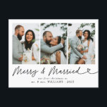 Modernes Mercosur & Verheiratetes Hochzeitssommer  Feiertagspostkarte<br><div class="desc">Senden Sie feierliche Feiertage mit unserer Modern Merry & Verheiratete Wedding Foto Weihnachtskarte! Mit einem hochgeehrten Foto und der fröhlichen, fröhlichen und Verheirateten Botschaft in schlanker, moderner Typografie, vereint diese Postkarte die Wärme Ihrer ersten Urlaubssaison als Neuvermählte. Das gepflegte, elegante Design verleiht Ihrem Foto ein Glanz und schafft so einen...</div>