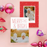 Modernes Merry & Bright Typografisches Weihnachtsf Feiertagskarte<br><div class="desc">Senden Sie dieses Jahr Trend mit dieser neuen Urlaubskarte mit moderner Typografie mit dem unten stehenden Foto. Der Rücken zeichnet sich durch einen Schneefall und einen Spot für ein zusätzliches Foto und Gefühl aus. Diese Karte ist komplett anpassbar,  inklusive Schriftart und Farbgebung.</div>