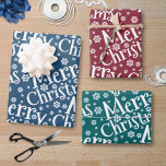 Modernes MERRY CHRISTMAS Snowflake Red Green Blue Geschenkpapier Set<br><div class="desc">Modernes GIF-Blatt Set von 3 mit whimsical oder rustikalen Typografie eines MERRY CHRISTMAS Gruß und Schneeflocken Muster auf einem Trio von Juwel Töne von Rot,  Grün und Blau.</div>