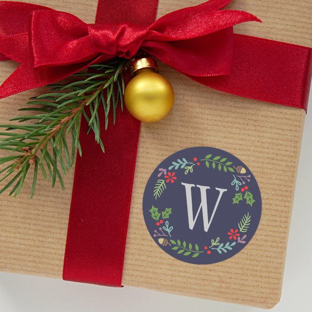 Modernes Midnight Blue Monogram Holiday Wreath Runder Aufkleber (Von Creator hochgeladen)