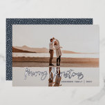 Modernes Minimal 1 Foto Marine Blue Drehbuch Weihn Folien Feiertagskarte<br><div class="desc">Frohe Weihnachten moderne 1 Foto Weihnachtskarte. Modernes,  schwarz,  marineblau und weiß gestaltetes Urlaubsdesign. Skripttext mit einem modernen Rand. Handgemalte Polka dot spotty backer. Ändern Sie die Hintergrundfarbe,  um sie anzupassen.</div>