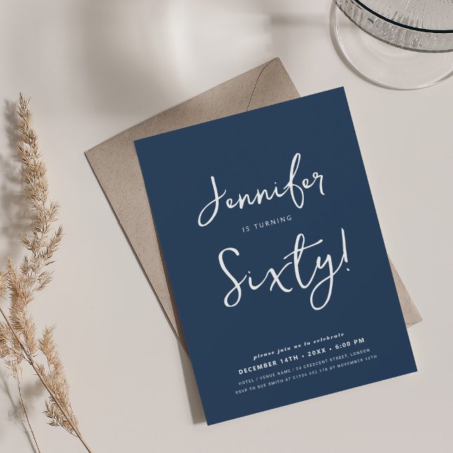 Modernes Minimal 60. Geburtstag Script Navy Blue Einladung (Modern Minimal 60th Birthday Script Navy Blue Invitation)