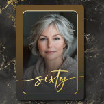 Modernes Minimal Brown Foto 60. Geburtstag Folieneinladung<br><div class="desc">Feiern Sie mit dieser einfachen, modernen 60. Geburtstagsfeier in ruhigem, elegantem Stil - entworfen mit einem Stil, der sich um Sie dreht. Das Foto wird in einem abgerundeten Rechteck unter einem leicht dunklen Overlay und in einer echten Folie geklebt. Ein echtes, modernes Drehbuch "sechzig" dehnt sich über die Vorderseite aus...</div>