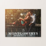 Modernes Minimal Couple Foto<br><div class="desc">Ein lustiges Foto-Puzzle mit Ihrem Nachnamen, Namen und Hochzeitsdatum (oder alles, was Sie gewollt haben) über Ihrem Foto in schicker Schrift. Wählen Sie aus den verschiedenen verfügbaren Größen.</div>