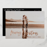 Modernes Minimal-Foto-Schrift Weihnachten Folien Feiertagskarte<br><div class="desc">Budget Frohe Weihnachten moderne 1 Foto Weihnachtskarte. Modernes Schwarz-Weiß-Design für Ferien. Skripttext mit einem modernen Rand. Handgemalte Polka dot spotty backer. Ändern Sie die Hintergrundfarbe,  um sie anzupassen.</div>