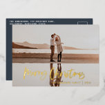 Modernes Minimal-Foto-Schrift Weihnachten Folien Feiertagskarte<br><div class="desc">Budget Frohe Weihnachten moderne 1 Foto Weihnachtskarte. Modernes,  blau-weiß gestaltetes Urlaubsdesign. Skripttext mit einem modernen Rand. Handgemalte Polka dot spotty backer. Ändern Sie die Hintergrundfarbe,  um sie anzupassen.</div>