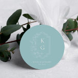 Modernes Minimal | Hochzeitsmonogramm Runder Aufkleber<br><div class="desc">Fügen Sie mit unseren eleganten Hochzeitsklebern, Goodies-Taschen, handgefertigten Leckereien und vielem mehr eine besondere Touch hinzu. Botanisches Wappen Monogramm Hochzeitskollektion. Kann an jede Farbkombination angepasst werden. Weniger kann mehr sein. Das ist die Inspiration für diese moderne, minimalistische Kollektion. Mit trendigen Schriftart und Layouts in minimalem modernem Stil. Verstehen Sie es...</div>