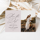 Modernes Minimal-Kalligrafie-Hochzeitssemble-Foto Save The Date<br><div class="desc">Mit diesem eleganten Foto Save the Date mit eleganter Kalligraphie können Sie die guten Neuigkeiten stilvoll verkünden. Auf der Rückseite finden Sie mehr Platz für weitere Details,  die Sie Ihren Gästen zur Verfügung stellen möchten.</div>