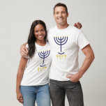 Modernes Minimal Menorah Paleo Hebrew Navy Gold T-Shirt<br><div class="desc">Modernes minimales Menorah Design in Marine mit Imitaten goldenen Folie auf den Kerzen Spitzen und Paleo hebräischen Buchstaben geschrieben unter der Menorah. Die hebräischen Paleo-Briefe schrieben früher Menorah: Mem, Nun, Resh, Hey. Ihre Bedeutung, kurz gesagt, ist Mem - Chaos Mighty Blood; Nun - setzen Sie ihren Sohn fort; Resh -...</div>