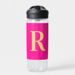 Modernes Minimal Monogramm Trinkflasche<br><div class="desc">Das ist ein einfaches, modernes, personalisiertes Monogramm-Design. Dieses stilvolle Design in trendigem heißen Rosa/Fuchsia mit stilvoller Typografie. Es ist ideal für ein personalisiertes Geschenk oder ideal als niedliches Geschenk für sich. Fügen Sie einfach Ihren Anfangsbuchstaben hinzu, indem Sie ihn in dieses Textfeld eingeben. Karo aus dem Entwurfsbearbeitungsprogramm, um die Farbe...</div>