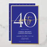 Modernes Minimal Royal Blue Gold Script Geburtstag Folieneinladung<br><div class="desc">Die moderne und schicke Einladung zum Geburtstag verbindet klassisches Königsblau und Weiß mit Akzenten echter Goldfolie. Es ist minimales Design ist ein einfaches und lustiges Design,  um den Meilenstein Geburtstag zu feiern. Diese Version der Karte hat einen skurrilen kleinen Polka-Punkt zurück. Erstellt von der einfachen Farmhouse Press.</div>