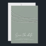 Modernes Minimal String Lights Foto Save the Date<br><div class="desc">Modernes Minimal String Lights Foto Save the Date - Modernes minimales Design mit funkelnden Saitenlichtern, hübscher moderner Kalligraphie-Schrift und Ihrem schönen Foto. Wird in Salbei grün angezeigt, wird aber in anderen beliebten Farben erhältlich sein. Sie können die Hintergrundfarbe auch leicht ändern, um sich mit Ihrem Farbthema abzustimmen. * Auch als...</div>