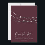 Modernes Minimal String Lights Foto Save the Date<br><div class="desc">Modernes Minimal String Lights Foto Save the Date - Modernes minimales Design mit funkelnden Saitenlichtern, hübscher moderner Kalligraphie-Schrift und Ihrem schönen Foto. Wird in Bordeaux gezeigt, wird aber in anderen beliebten Farben erhältlich sein. Sie können die Hintergrundfarbe auch leicht ändern, um sich mit Ihrem Farbthema abzustimmen. * Auch als digitaler...</div>