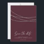 Modernes Minimal String Lights Foto Save the Date<br><div class="desc">Modernes Minimal String Lights Foto Save the Date - Modernes minimales Design mit funkelnden Saitenlichtern, hübscher moderner Kalligraphie-Schrift und Ihrem schönen Foto. Wird in Bordeaux gezeigt, wird aber in anderen beliebten Farben erhältlich sein. Sie können die Hintergrundfarbe auch leicht ändern, um sich mit Ihrem Farbthema abzustimmen. * Auch als digitaler...</div>