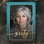 Modernes Minimal Türkis Foto 60. Geburtstag Folieneinladung<br><div class="desc">Feiern Sie mit dieser einfachen, modernen 60. Geburtstagsfeier in ruhigem, elegantem Stil - entworfen mit einem Stil, der sich um Sie dreht. Das Foto wird in einem abgerundeten Rechteck unter einem leicht dunklen Overlay und in einer echten Folie geklebt. Ein echtes, modernes Drehbuch "sechzig" dehnt sich über die Vorderseite aus...</div>