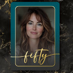 Modernes Minimales Aquamarines Foto Fiftieth Birth Folieneinladung<br><div class="desc">Feiern Sie mit dieser einfachen, modernen 50. Geburtstagsfeier in ruhigem, elegantem Stil - entworfen mit einem Stil, der sich um Sie dreht. Das Foto wird in einem abgerundeten Rechteck unter einem leicht dunklen Overlay und in einer echten Folie geklebt. Ein echtes, modernes Drehbuch "fünfzig" dehnt sich über die Vorderseite aus...</div>