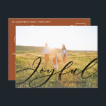 Modernes, minimales Blatt 1 Foto Drehbuch elegante Feiertagspostkarte<br><div class="desc">Moderne minimalistische Blätter-Skript klassisch elegante fröhliche Feiertage Weihnachts-Postkarte. Handgemalte Eukalyptus,  minimales Laub und modernes rustikales Rattanfeuer verleihen dieser Ferienkarte ein luxuriöses Ambiente. In klassischen Grüntönen,  Braun und Grau.</div>