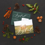 Modernes, minimales Blatt-1-Foto-Drehbuch Feiertagspostkarte<br><div class="desc">Moderne minimalistische Blätter-Skript klassisch elegante fröhliche Feiertage Weihnachts-Postkarte. Handgemalte Eukalyptus,  minimales Laub und modernes rustikales Rattanfeuer verleihen dieser Ferienkarte ein luxuriöses Ambiente. In klassischen Grüntönen,  Braun und Grau.</div>