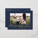 Modernes, minimales Blatt-1-Foto-Drehbuch Folien Feiertagspostkarte<br><div class="desc">Weihnachten elegante minimale moderne schwarze Typografie und 1 Foto klassische klassische blaue Urlaubskarte. Goldtypografie in Echtfolie,  Silber und Rose.</div>