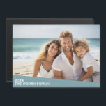 Modernes Minimales Foto mit Diagonal-Farbblock Magnetkarte<br><div class="desc">Verwenden Sie ein horizontales oder landschaftliches Foto und machen Sie einen einzigartigen und trendigen Foto Kühlschrank Magneten. Dieses moderne minimale Design enthält einen diagonalen Farbblock mit Text zum Hinzufügen von Namen und Text. Wenn Sie etwas bewegen möchten,  klicken Sie auf die Schaltfläche Anpassen,  um Änderungen vorzunehmen.</div>