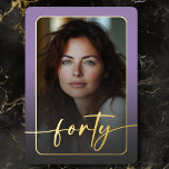 Modernes Minimales Lila Foto Folieneinladung<br><div class="desc">Feiern Sie mit dieser einfachen, modernen 40. Geburtstagsfeier in ruhigem, elegantem Stil - entworfen mit einem Stil, der sich um Sie dreht. Das Foto wird in einem abgerundeten Rechteck unter einem leicht dunklen Overlay und in einer echten Folie geklebt. Eine echte Folie modernes Drehbuch "vierzig" erstreckt sich über die Vorderseite...</div>