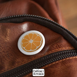 Modernes minimales Muster frischen Crochet Orange  Button