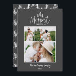 Modernes minimales Weihnachtsfest rustikal Multi-F Feiertagskarte<br><div class="desc">Moderne minimale Weihnachtszeit rustikale stilvolle Multi-Foto-Urlaubskarte. Mit modernem handgezeichneten Text und Bäumen. Die Hintergrundfarbe kann angepasst werden.</div>