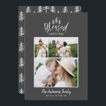 Modernes, minimalgesegnetes Weihnachtsrustikales F Feiertagskarte<br><div class="desc">Moderne minimale gesegnete Weihnachts rustikale stilvolle Foto-Urlaubskarte. Mit modernem handgezeichneten Text und Bäumen. Die Hintergrundfarbe kann angepasst werden.</div>