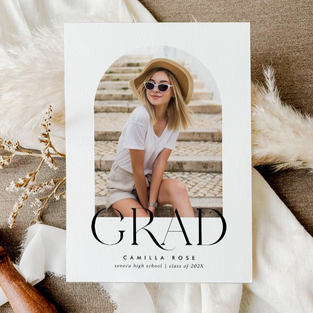 Modernes Minimalistisch Arch Abschluss Foto Einlad Ankündigung (Black and White Modern Minimalist Arch Graduation Photo Invitation)