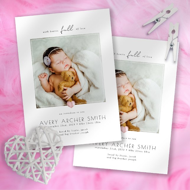 Modernes Minimalistisch Heart Foto Baby Birth Ankündigung (Von Creator hochgeladen)