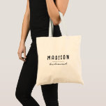 Modernes Minimalistisch | Hochzeit von Bridesmaid Tragetasche<br><div class="desc">Erstellen Sie Ihre eigenen Bräunungsspieltaschen. Ein einfaches und modernes Design in Schwarz-Weiß-Farbe mit handgeschriebener Kalligraphie und spielerischer informeller Typografie für ein minimalistisches,  kühnes und cooles Aussehen. Jeder Schriftart,  jede Farbe,  kein Minimum.</div>